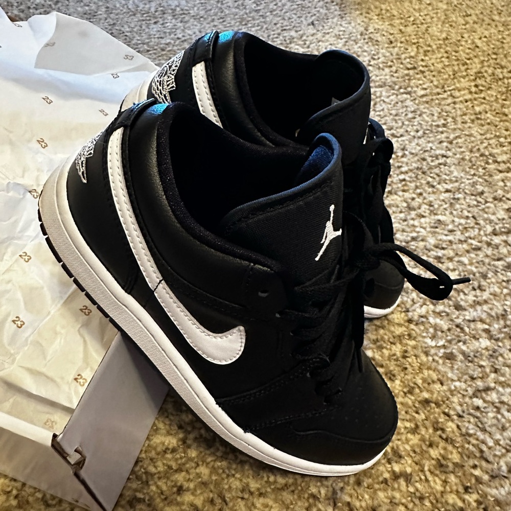 Women’s Air Jordan 1 Low size 6 
Color black/white-black - Picture 6 of 7